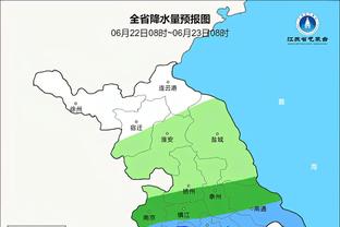 斗到场外！一名骑着摩托的申花球迷被海港球迷团团围住